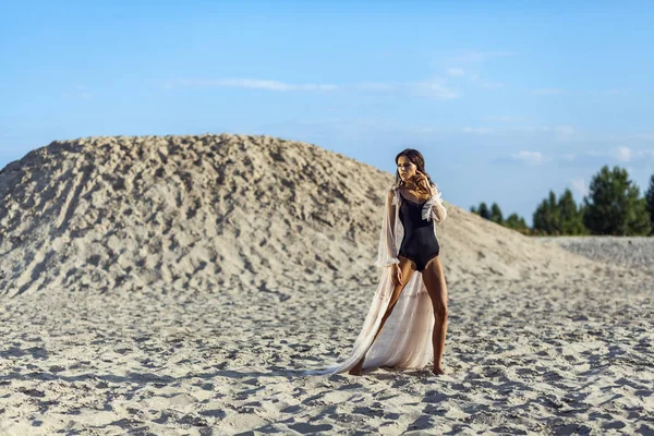 반투명 해변에서 매력적인 여자는 해변에서 포즈를 — 스톡 사진