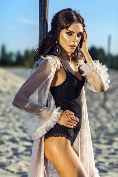 Mulher Morena Atraente Corpo Preto Praia Translúcida Cobrir Posando Praia — Fotografia de Stock