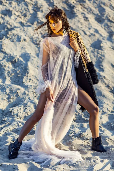 Mulher Morena Atraente Corpo Preto Praia Translúcida Cobrir Com Casaco — Fotografia de Stock