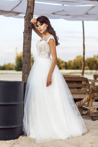 Atractiva Mujer Morena Con Maquillaje Peinado Usando Vestido Novia Blanco —  Fotos de Stock