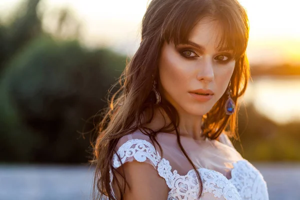 Mulher Morena Atraente Com Maquiagem Penteado Vestindo Vestido Noiva Branco — Fotografia de Stock