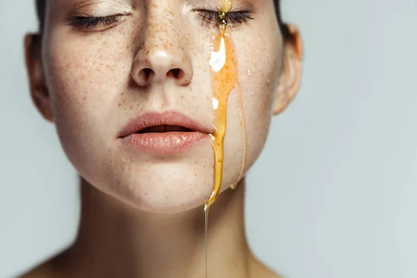 Retrato Bela Jovem Morena Com Olhos Fechados Sardas Com Mel — Fotografia de Stock