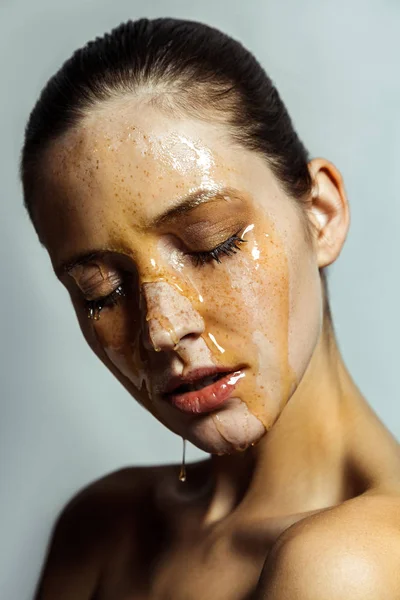 Portrait Beautiful Young Brunette Woman Closed Eyes Freckles Honey Face — Stock Photo, Image