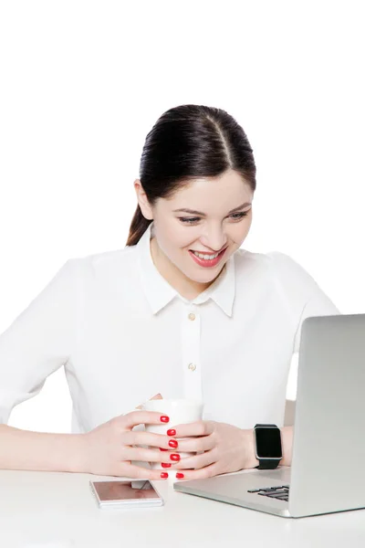 Feliz Atractiva Mujer Negocios Camisa Blanca Sosteniendo Taza Mirando Pantalla —  Fotos de Stock