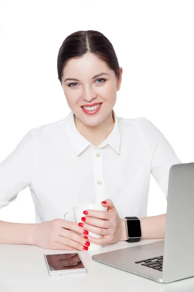 Atractiva Exitosa Mujer Negocios Morena Camisa Blanca Sosteniendo Taza Mirando —  Fotos de Stock