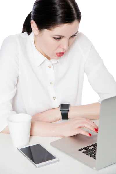 Aufmerksamen Ernsthaften Attraktiven Brünetten Geschäftsfrau Weißem Hemd Blick Auf Laptop — Stockfoto