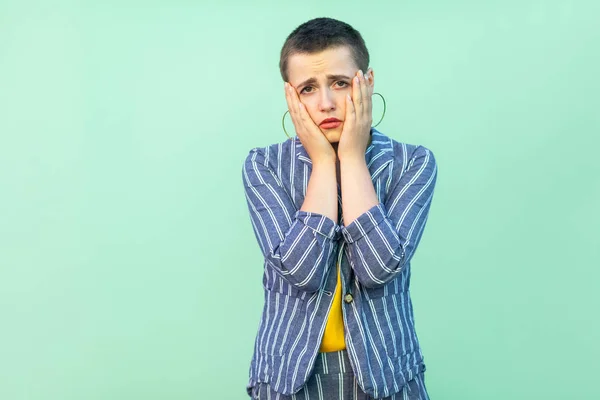 Triste Bonito Cabelo Curto Mulher Elegante Terno Listrado Casual Segurando — Fotografia de Stock