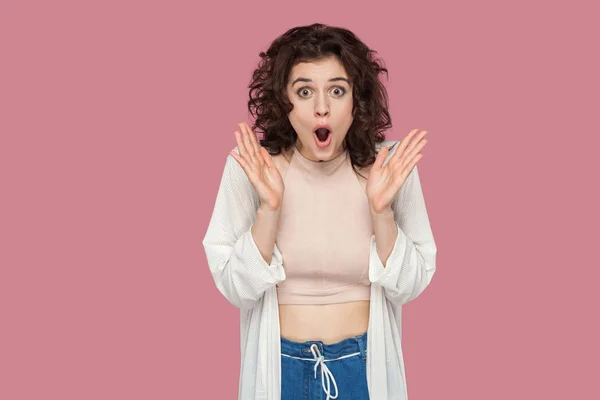 Geschokt Mooie Brunette Jonge Vrouw Met Krullend Kapsel Casual Stijl — Stockfoto