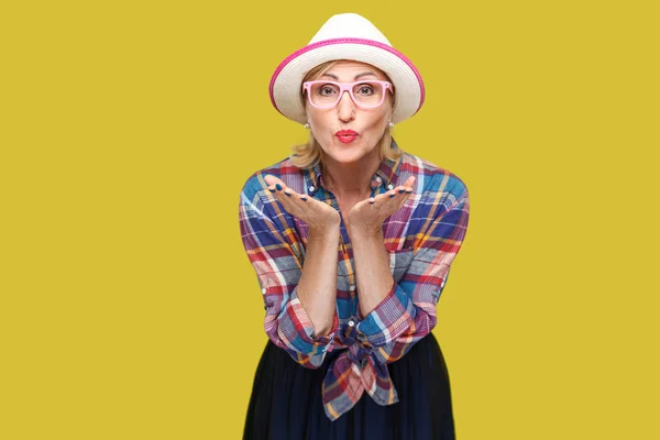Funny Modern Stylish Mature Woman Casual Style Hat Eyeglasses Sending — Stock Photo, Image