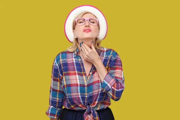 Άρρωστο Μοντέρνο Κομψό Ώριμη Γυναίκα Casual Στυλ Καπέλο Και Γυαλιά — Φωτογραφία Αρχείου
