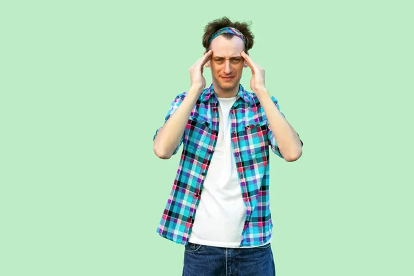 Jovem Doente Camisa Xadrez Azul Casual Headband Segurando Cabeça Enquanto — Fotografia de Stock