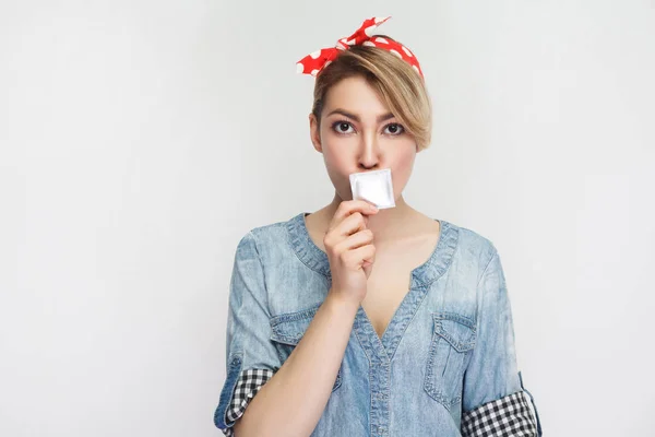 Aantrekkelijke Jonge Vrouw Casual Denim Shirt Met Make Rode Hoofdband — Stockfoto