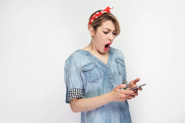 Schockiert Schöne Bloggerin Junge Frau Lässigem Blauen Jeanshemd Mit Make — Stockfoto