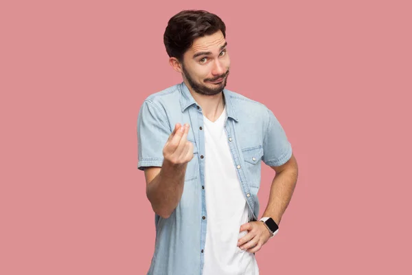 Engraçado Bonito Barbudo Jovem Azul Casual Estilo Camisa Mostrando Com — Fotografia de Stock