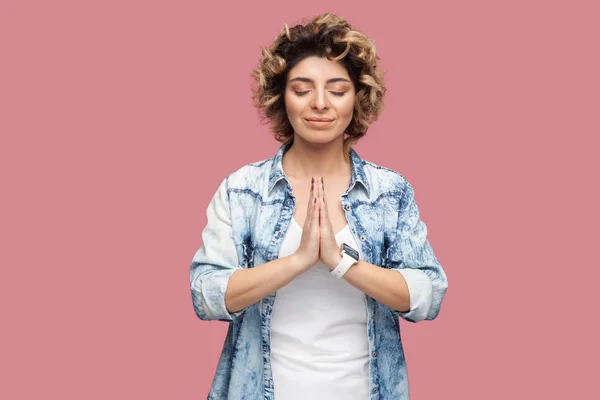 Calma Jovem Com Penteado Encaracolado Camisa Azul Casual Com Olhos — Fotografia de Stock