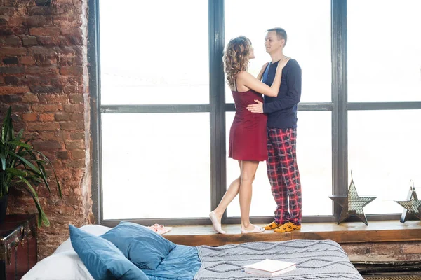 Joven Feliz Hermosa Pareja Esperando Bebé Pie Juntos Gran Ventana — Foto de Stock