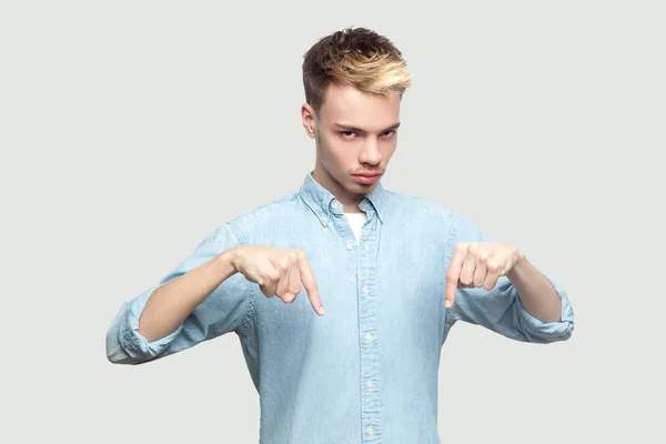 Sério Bonito Jovem Homem Luz Azul Camisa Apontando Dedos Para — Fotografia de Stock