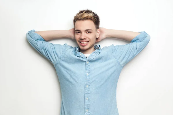 Feliz Bem Sucedido Jovem Bonito Camisa Azul Claro Com Braços — Fotografia de Stock