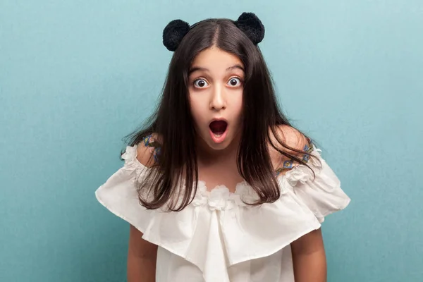 Geschokt Mooie Brunette Jong Meisje Met Zwarte Lange Rechte Haren — Stockfoto