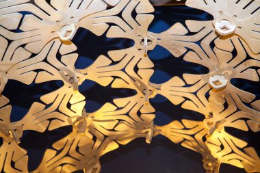 mavi arka plan dekoratif ahşap lamba elemanları 