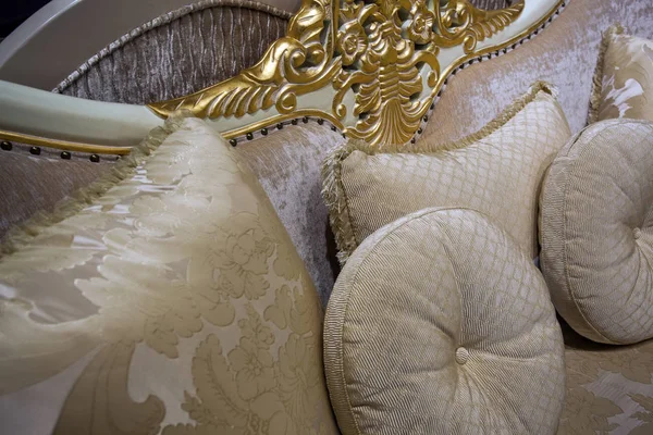 Piękne Dekoracyjne Poduszki Kanapie Zbliżenie — Zdjęcie stockowe