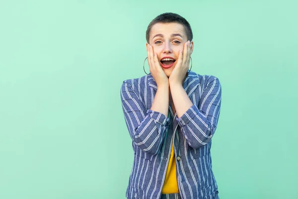 Verrast Mooi Kort Haar Jonge Stijlvolle Vrouw Casual Gestreepte Pak — Stockfoto