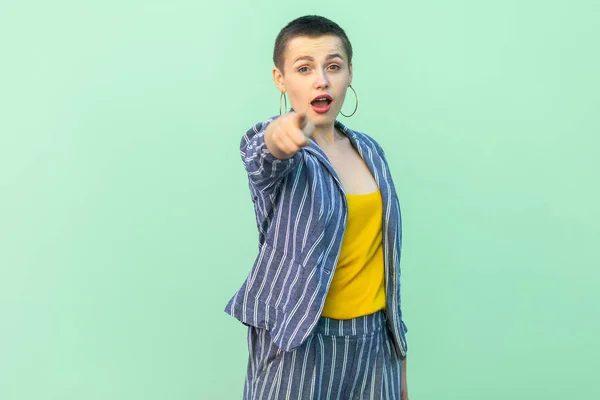 Chocado Bonito Cabelo Curto Jovem Mulher Casual Listrado Terno Olhando — Fotografia de Stock