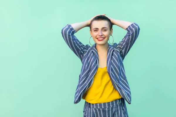 Glücklich Schöne Kurze Haare Junge Frau Lässig Gestreiften Anzug Hält — Stockfoto