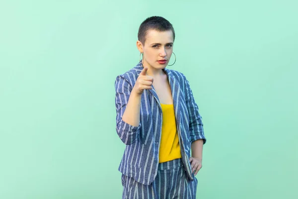 Serios Frumos Păr Scurt Tânără Femeie Elegantă Costum Dungi Casual — Fotografie, imagine de stoc