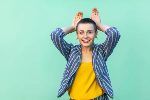 Divertido Feliz Hermoso Pelo Corto Joven Mujer Con Estilo Traje —  Fotos de Stock