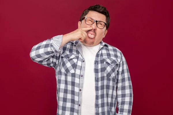 Lustiger Verrückter Geschäftsmann Mittleren Alters Lässig Kariertem Hemd Und Brille — Stockfoto