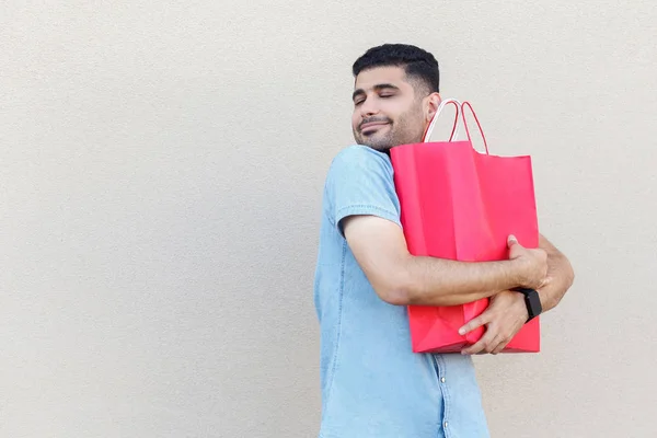 Bonito Jovem Barbudo Homem Azul Camisa Abraçando Adorável Vermelho Saco — Fotografia de Stock