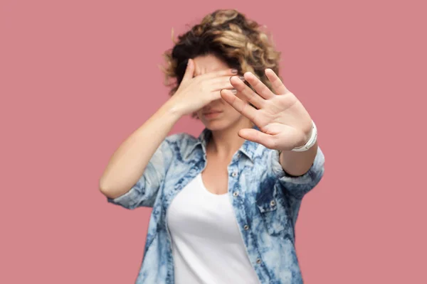 Bang Jonge Vrouw Met Krullend Haar Casual Blauw Shirt Bedekt — Stockfoto