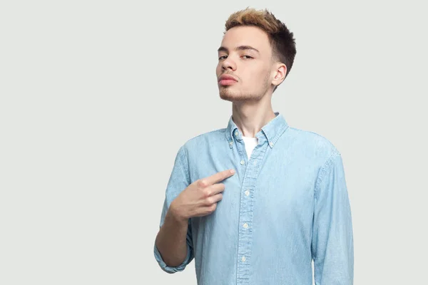 Orgulloso Joven Guapo Camisa Azul Claro Apuntando Mismo Mirando Cámara — Foto de Stock