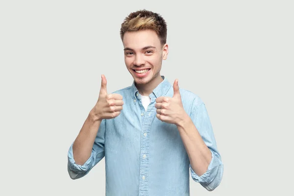 Açık Mavi Gömlek Mutlu Memnun Başarılı Yakışıklı Genç Adam Başparmak — Stok fotoğraf