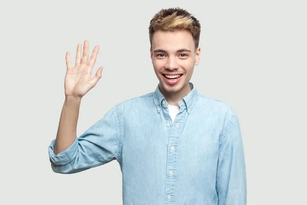 Gelukkig Opgewonden Knappe Jonge Man Licht Blauw Shirt Kijkend Naar — Stockfoto