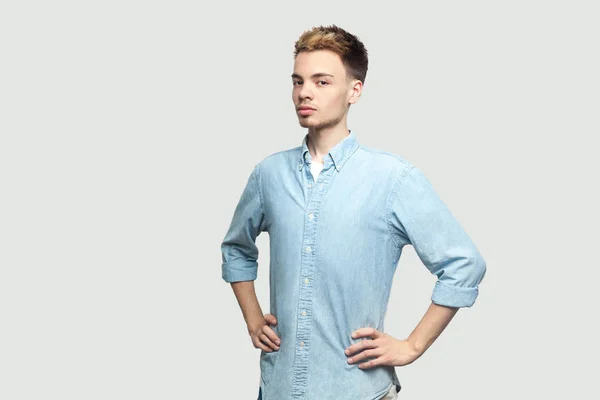 Trots Tevreden Knappe Jonge Man Licht Blauw Shirt Staand Met — Stockfoto