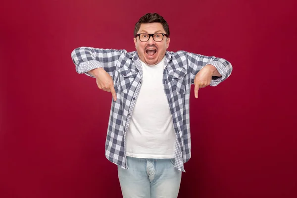 Espantado Bonito Homem Meia Idade Camisa Xadrez Óculos Olhando Para — Fotografia de Stock