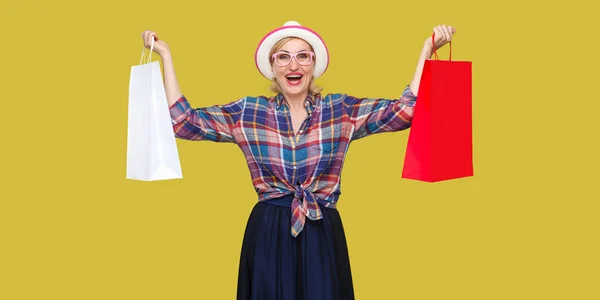 Avó Moderna Satisfeita Chapéu Branco Camisa Quadriculada Segurando Sacos Compras — Fotografia de Stock