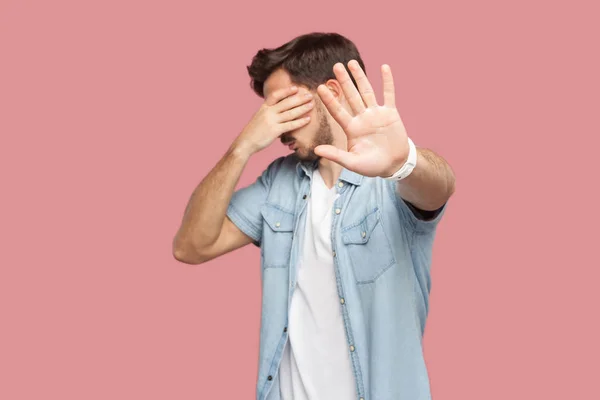 Joven Barbudo Camisa Azul Estilo Casual Cubriendo Sus Ojos Mostrando — Foto de Stock