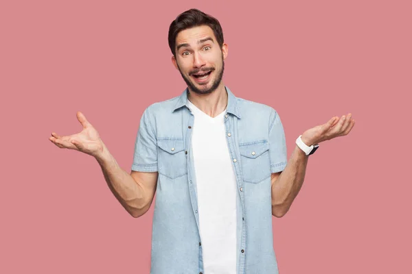 Verrast Knappe Baard Jonge Man Blauwe Casual Stijl Shirt Staande — Stockfoto