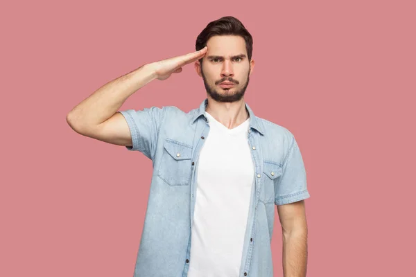 Sério Bonito Barbudo Jovem Azul Casual Camisa Estilo Mostrando Gesto — Fotografia de Stock