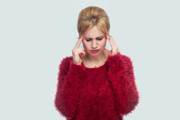 Martwić Piękny Młody Blond Kobieta Czerwonym Swetrze Trzymając Bolesną Głowę — Zdjęcie stockowe