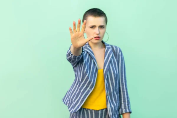 Sério Bonito Cabelo Curto Jovem Mulher Elegante Casual Listrado Terno — Fotografia de Stock