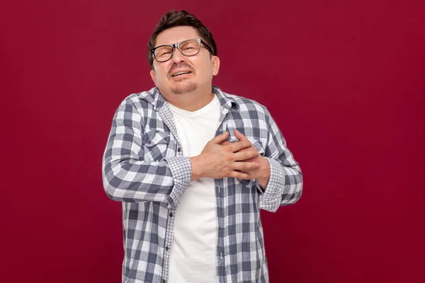 Mann Mittleren Alters Lässig Kariertem Hemd Das Die Brust Berührt — Stockfoto