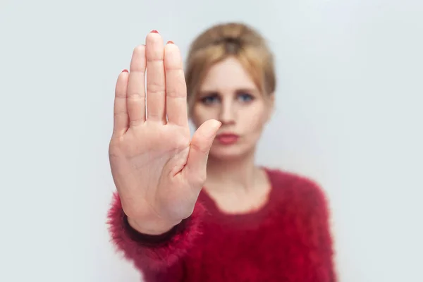 Grave Bella Giovane Donna Bionda Maglione Rosso Piedi Con Segno — Foto Stock