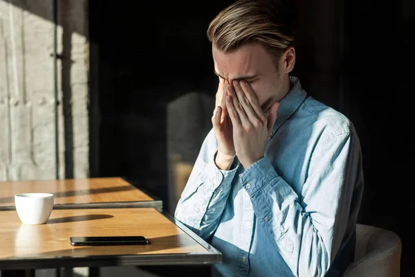 Atraktivní Unavený Mladý Vousatý Muž Hustém Modrém Tričku Který Sedí — Stock fotografie