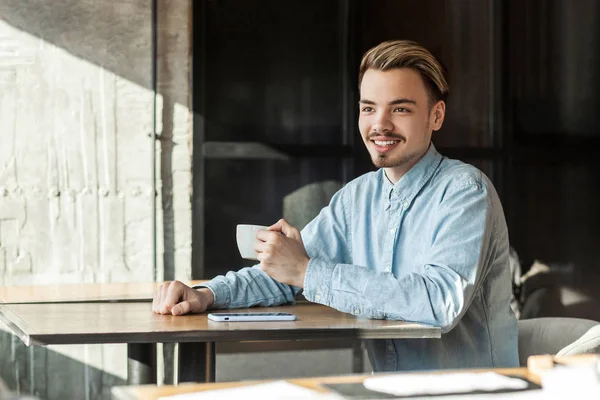 Kjekk Ung Forretningsmann Blå Dongeriskjorte Som Drikker Kaffe Sitter Ved – stockfoto