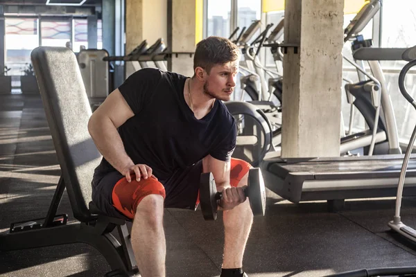 Sebevědomý Mladý Sportovec Pracující Tělocvičně Který Sedí Lavičce Drží Ruce — Stock fotografie