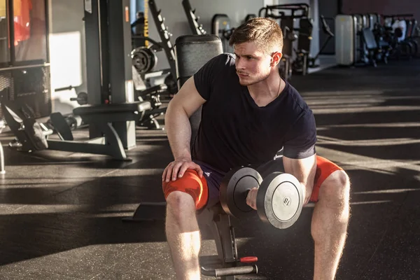 Atleta Guapo Adulto Joven Seguro Mismo Haciendo Ejercicio Gimnasio Mientras —  Fotos de Stock